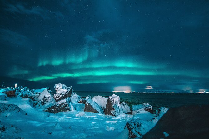 Cozy Northern Lights Tour with Icelandic Treats - Why leaving Reykjavik helps