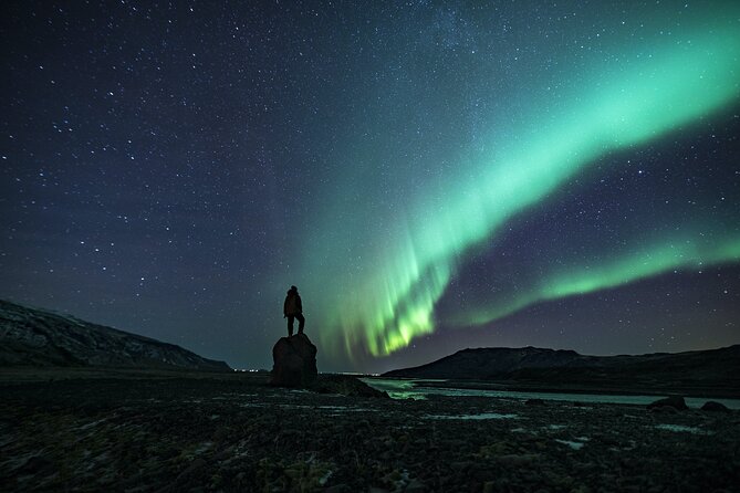 Cozy Northern Lights Tour with Icelandic Treats - Waiting outside without giving up your toes