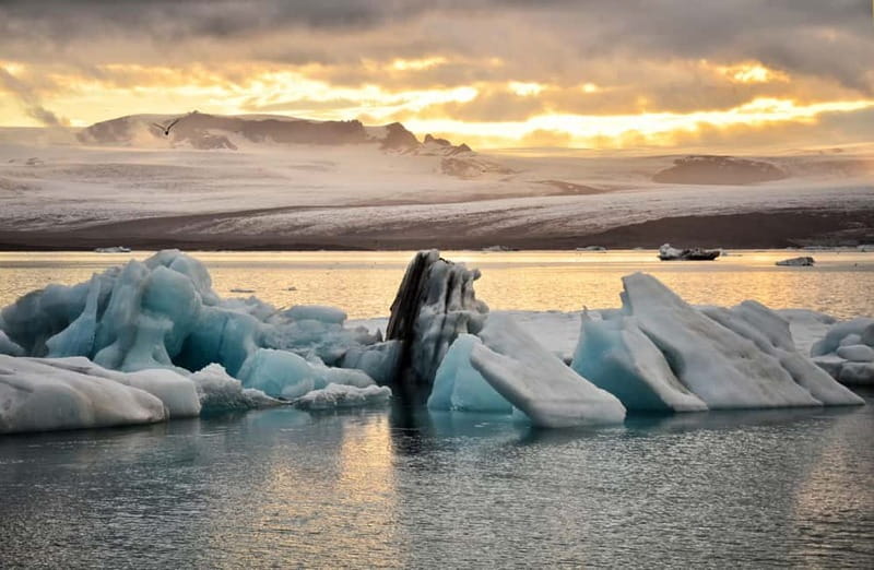 From Reykjavik: Glacier Lagoon and Fjaðrárgjúfur Canyon Tour - Foss á Síðu and the strange power of wind