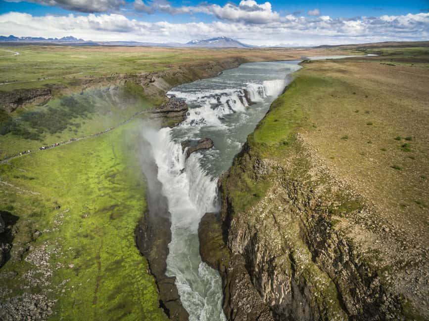 From Reykjavik: Golden Circle and Secret Lagoon Day Tour - Þingvellir: a powerful first stop