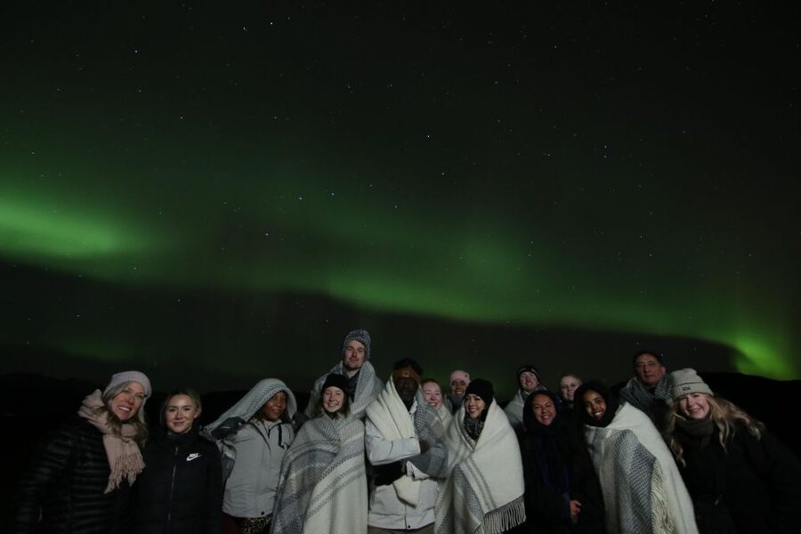 From Reykjavik: Northern Lights Tour with Hot Cocoa & Photos - What happens at the dark stops