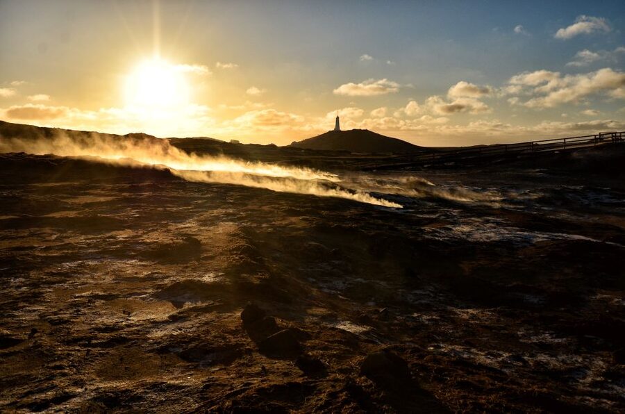 From Reykjavik: Reykjanes Geopark Tour & Airport Transfer - Kleifarvatn and Grænavatn: two very different lakes
