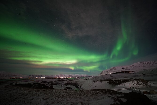 Northern Lights In luxury off-road SUV with Photos and Treats - What Aurora Basecamp adds