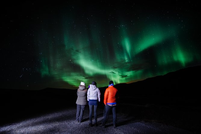 Northern Lights Minibus Tour with Hot Cocoa, Blankets & Photos - Key points to know before you book