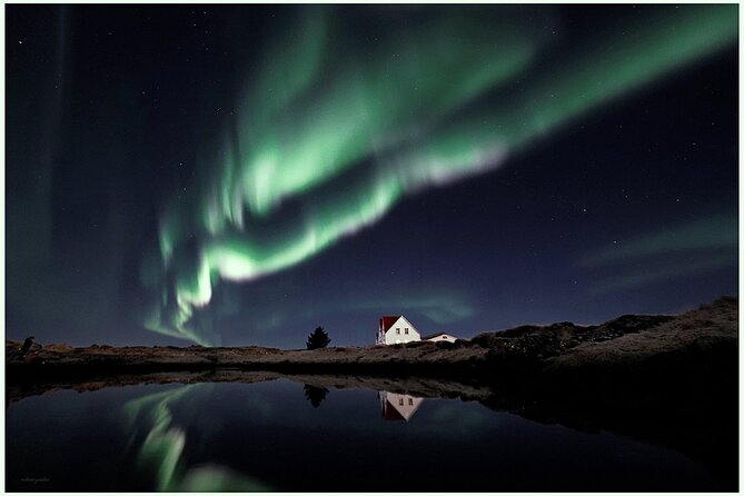 Northern Lights Small-Group Tour with Hot Chocolate & Photos - Chasing the aurora beyond Reykjavik