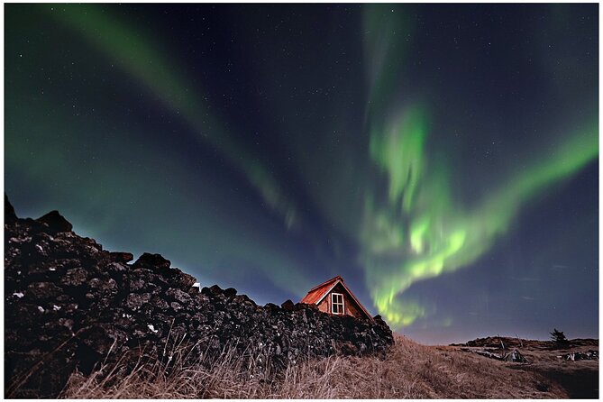 Northern Lights Small-Group Tour with Hot Chocolate & Photos - Why the small minibus helps