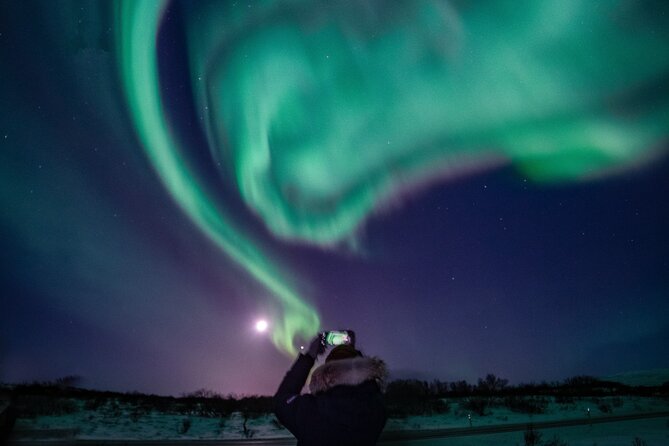 Northern Lights Small-Group Tour with Hot Chocolate & Photos - The guides make the difference