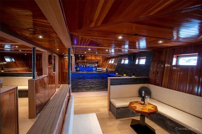 Northern Lights Yacht Cruise in Reykjavik - What to bring and how to plan the evening