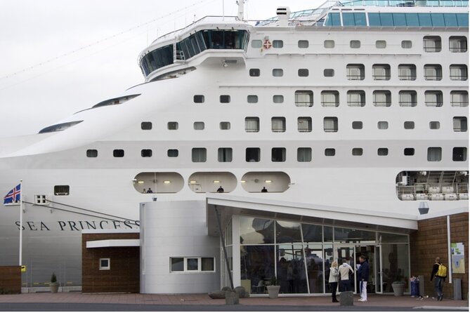 Private Transfer from Cruise Ship Port to Keflavik Int. Airport - The 45-Minute Ride to Keflavik Airport