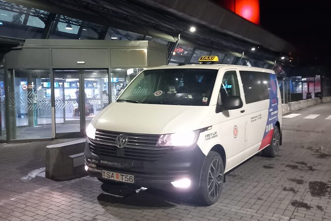 Private Transfer from Reykjavik/surrounding to Keflavik Airport - Why a private car works well for small groups