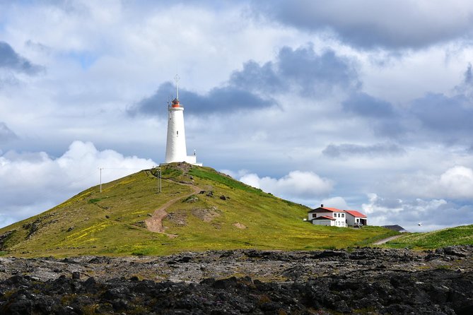 Reykjanes peninsula - Grindavík pairs a harbor view with lunch