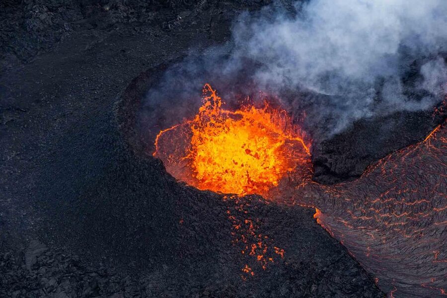 Reykjavik: 45-Minute Volcano Sightseeing Helicopter Tour - The return over Bessastaðir and Reykjavik