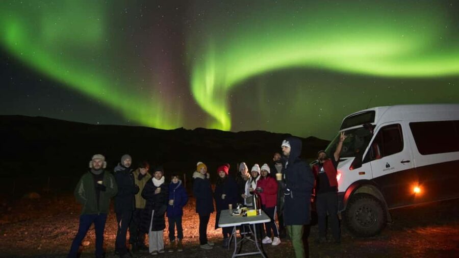 Reykjavík: 4x4 Minibus Northern Lights with Photo and Cocoa - Key points before you book