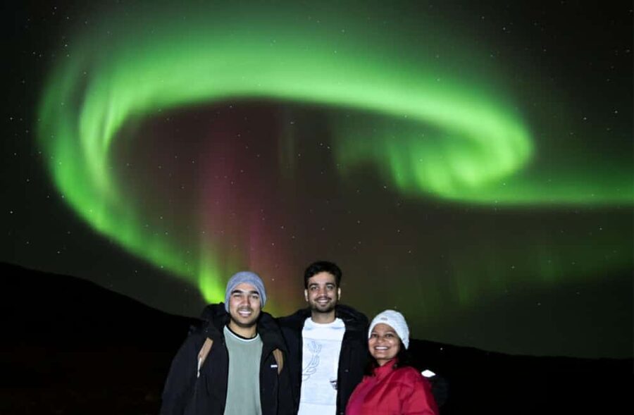 Reykjavík: 4x4 Minibus Northern Lights with Photo and Cocoa - Waiting in the cold without suffering