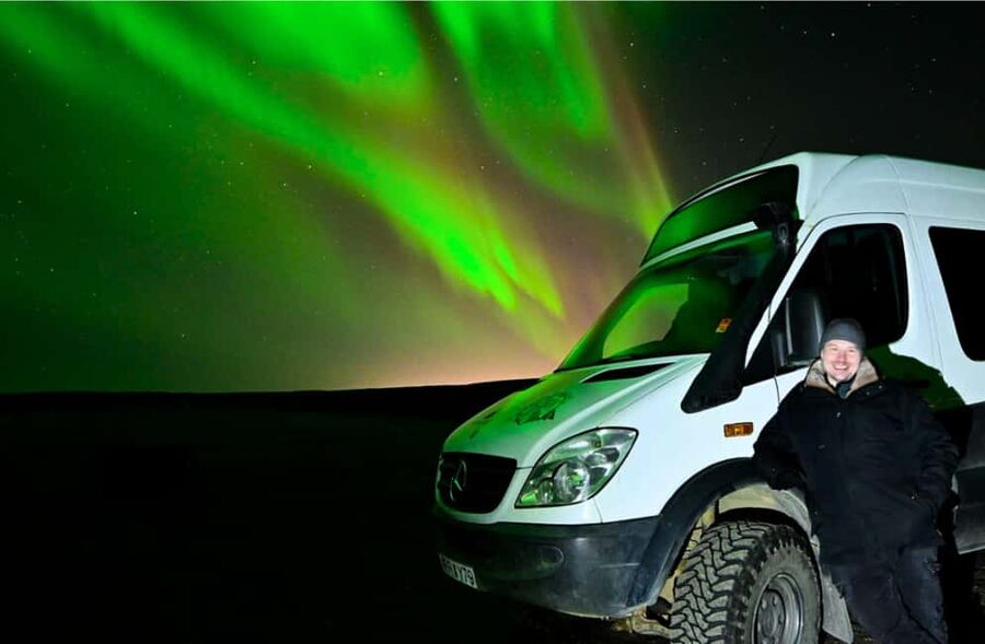 Reykjavík: 4x4 Minibus Northern Lights with Photo and Cocoa - What the four-hour schedule feels like