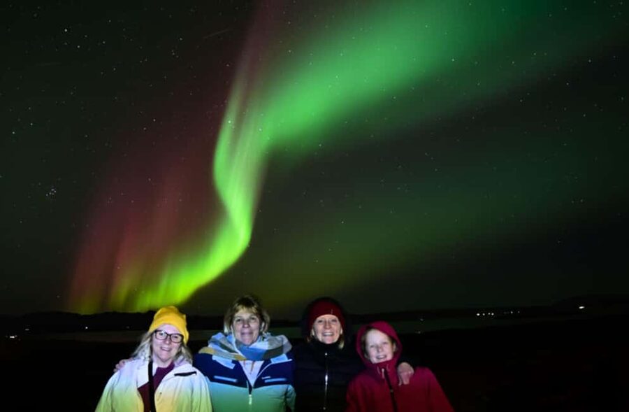 Reykjavík: 4x4 Minibus Northern Lights with Photo and Cocoa - Is $136 a fair price?