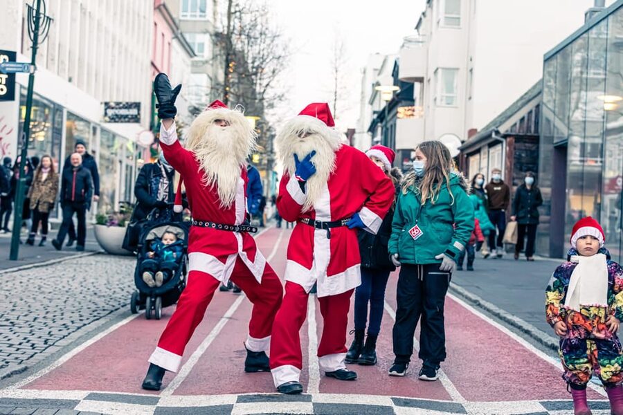 Reykjavik: Christmas Food Tour with Tastings and Drinks - Three Christmas drinks, from malt to mulled wine