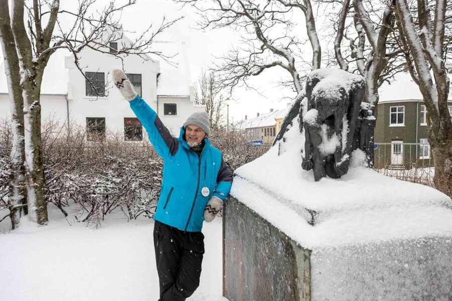 Reykjavik: Feline-Focused City Walking Tour - Walking toward Hallgrimskirkja and the Einar Jónsson Museum
