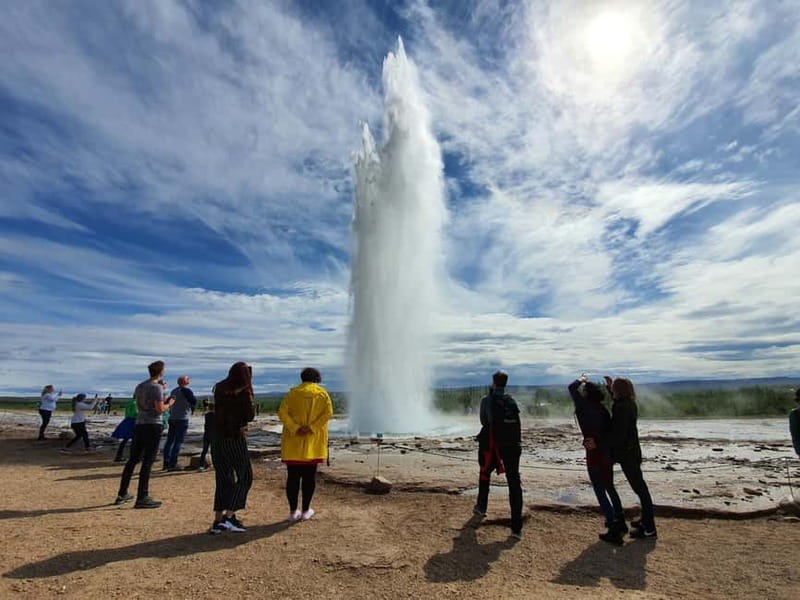 Reykjavík: Golden Circle, 2 Geysers & Geothermal Bakery Tour - What the bus ride and group size mean