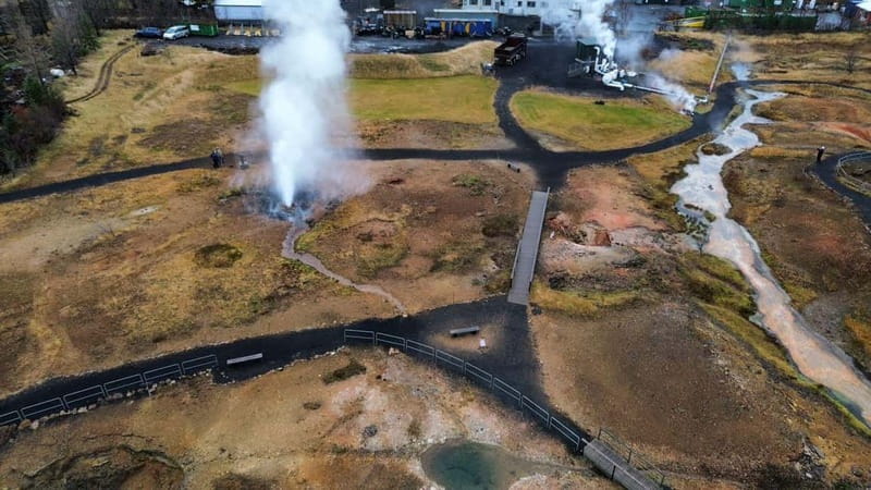 Reykjavík: Golden Circle, 2 Geysers & Geothermal Bakery Tour - Kerið Crater gives you a clear volcanic bowl