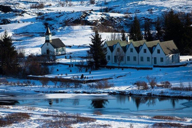 Reykjavik: Golden Circle and Northern Lights Small-Group Tour - Northern lights hunting beyond Reykjavik
