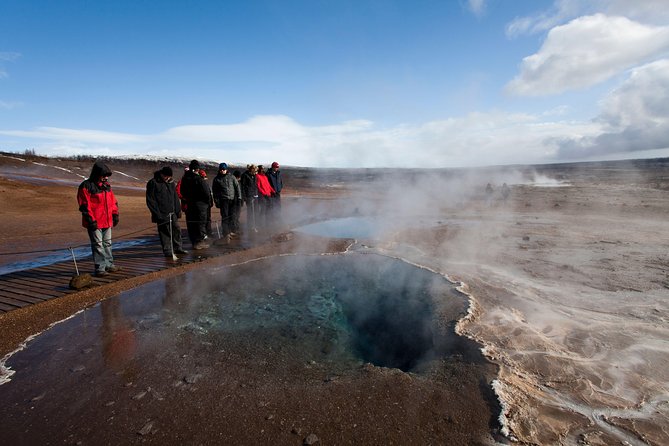 Reykjavik: Golden Circle and Northern Lights Small-Group Tour - Guide quality and comfort on the road