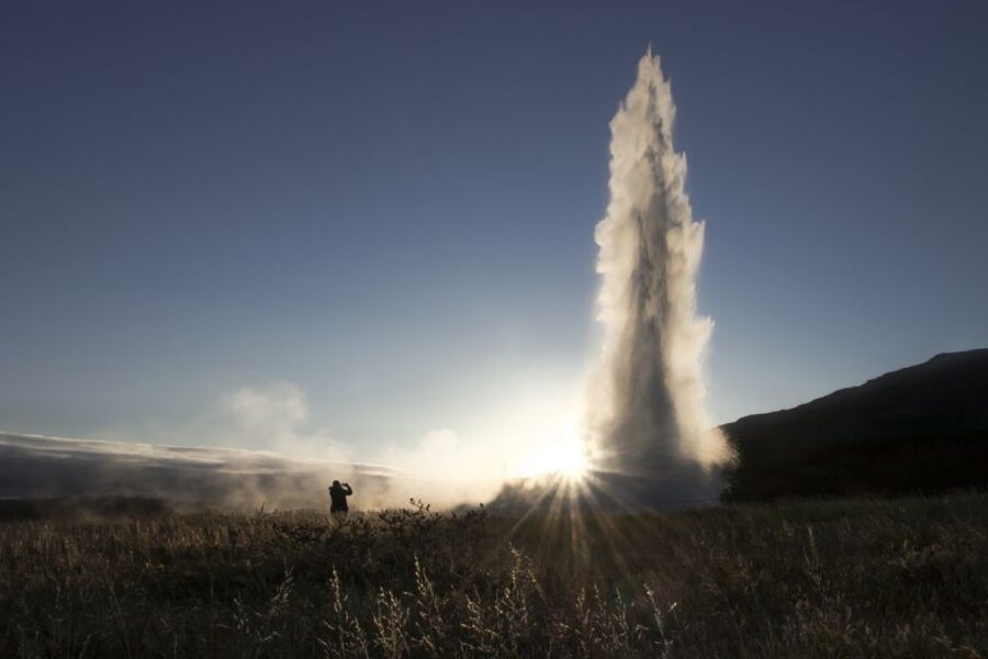 Reykjavik: Golden Circle, Tomato Farm and Kerið Crater Tour - Geysir and the five-minute wait for Strokkur