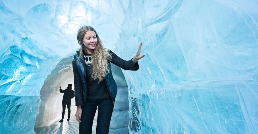 Reykjavík: Golden Circle Tour & Perlan Museum Tour - Kerið crater gives the day a fiery opening