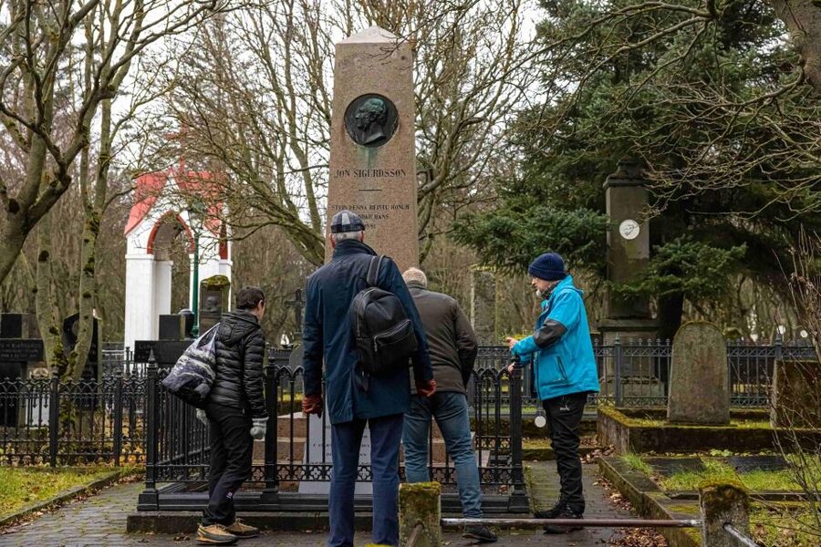 Reykjavik: Guided Folklore Walking Tour - Ingólfur Square and Reykjavik’s first stories