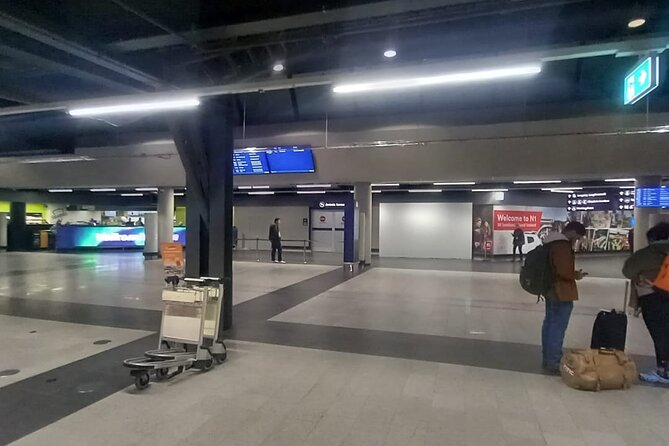 Reykjavik Iceland: Private Transfer to/from Keflavik Airport KEF - The arrival pickup is built around real flight delays