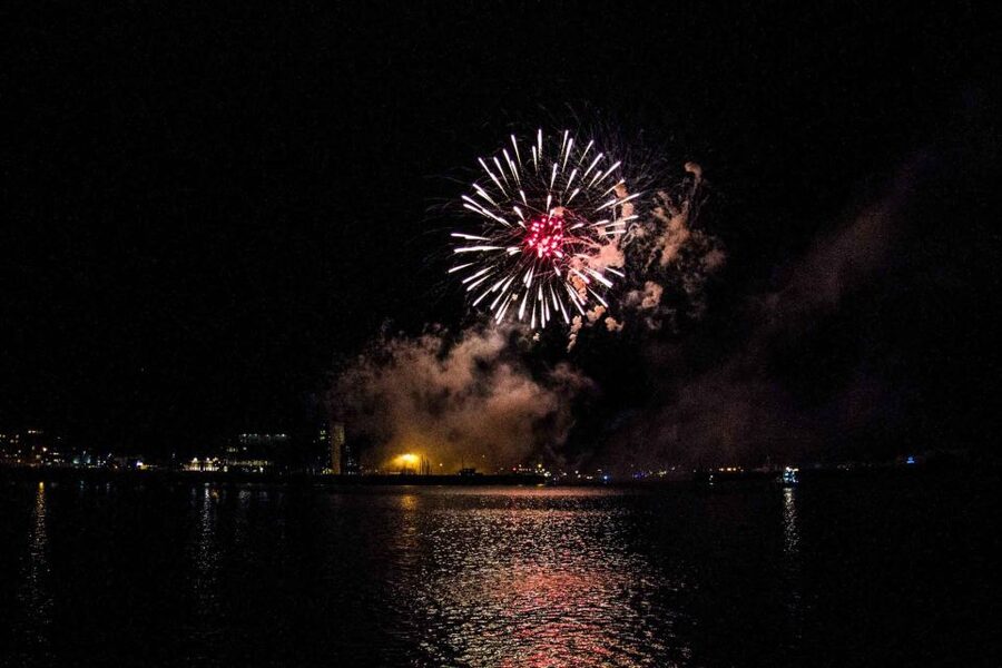 Reykjavik: New Year's Eve Fireworks Cruise - Sailing Out at 11 pm
