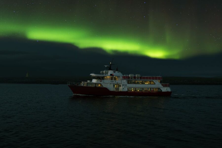 Reykjavík: Northern Lights Cruise - Warmth, seating, and the onboard café