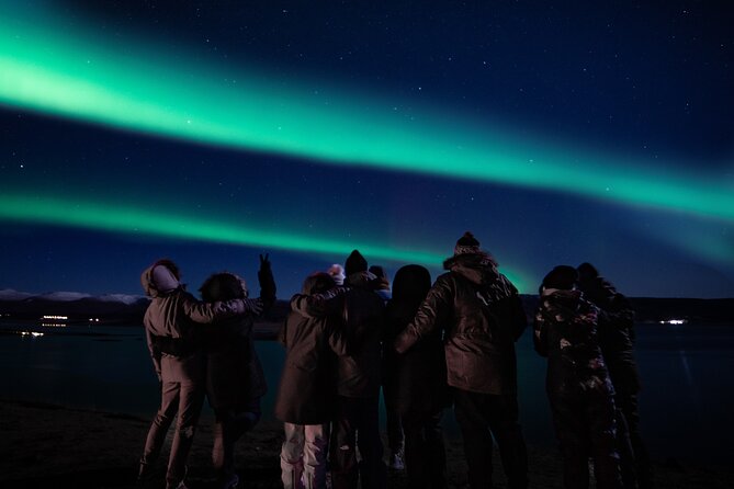 Reykjavik Northern Lights Tour with Professional Photographer - Hot chocolate, pastries, and blankets at the roadside