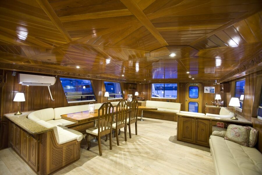 Reykjavik: Northern Lights Yacht Tour - Photographing the aurora from a moving yacht