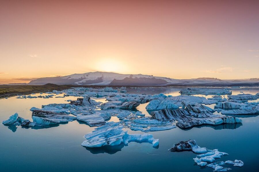 Reykjavik: South Coast, Diamond Beach, and Jökulsárlón Tour - A restaurant break keeps the day moving