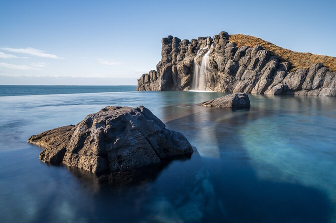Sky Lagoon Ticket with 7-Step Ritual and Transfers from Reykjavik - Arriving, changing, and entering the water