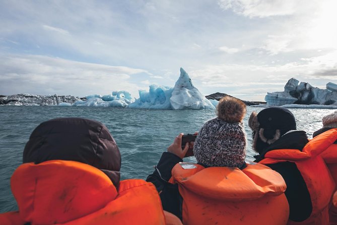 South Coast, Diamond Beach and Glacier Lagoon Day Tour - Vík, food, and the practical middle of the day