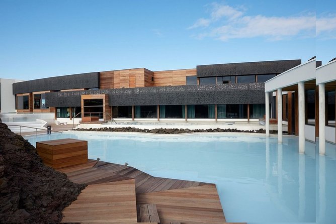 Unique bathing in an Icelandic hot springs at the Blue Lagoon - Arriving at the Blue Lagoon by private vehicle